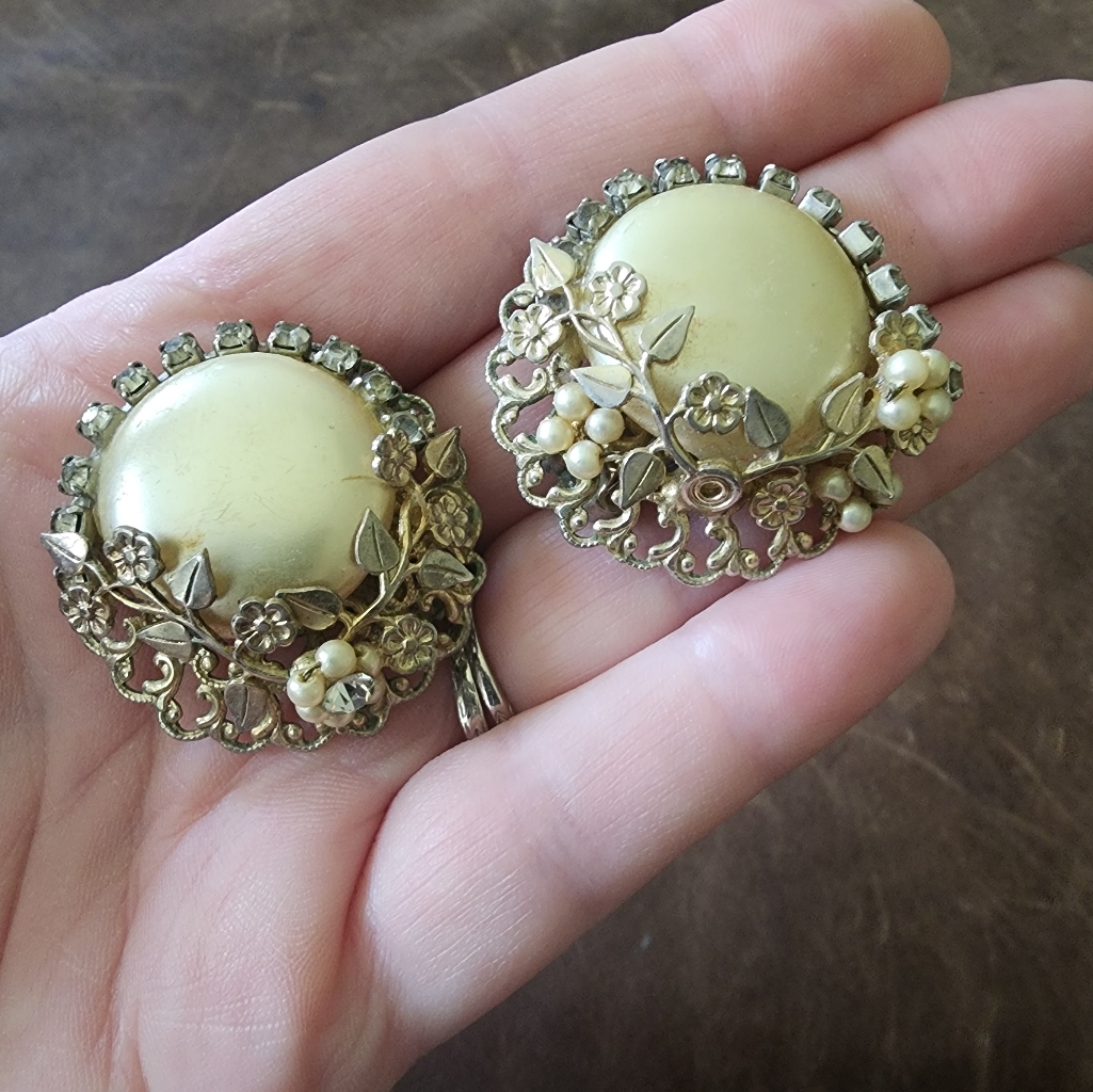 Vintage Clip On Earrings 42$